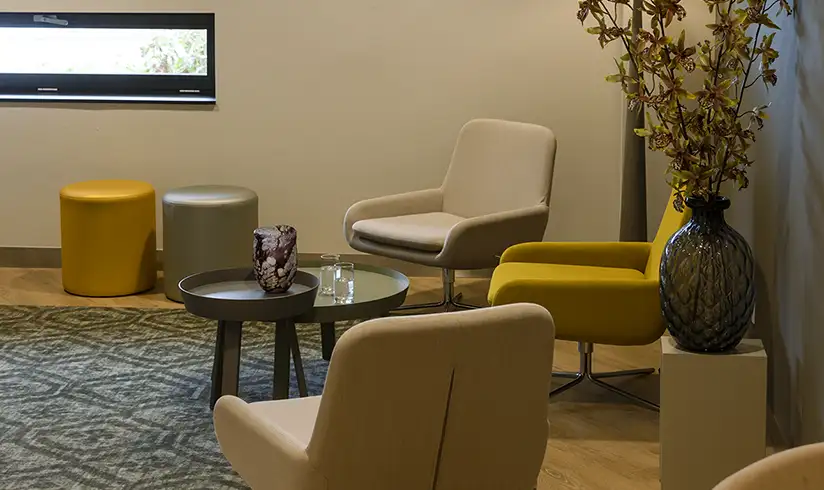 Kamer met 3 fauteuils en een koffietafeltje